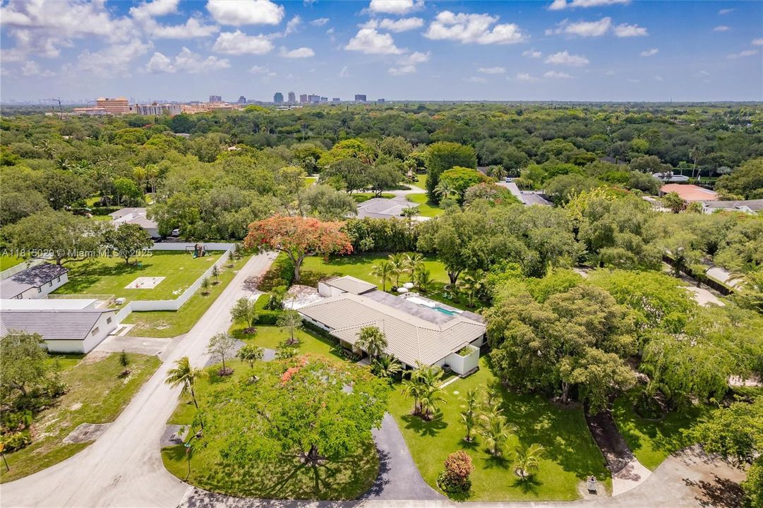 Под контрактом: $2,099,000 (4 спален, 3 ванн, 3994 Квадратных фут)