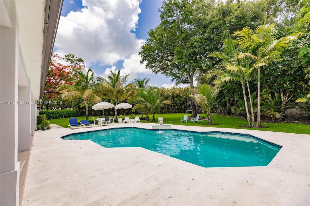 Под контрактом: $2,099,000 (4 спален, 3 ванн, 3994 Квадратных фут)