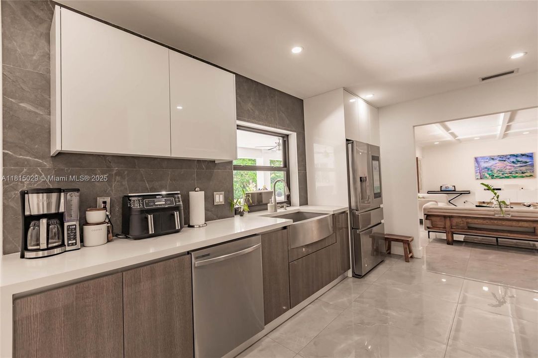 Под контрактом: $2,099,000 (4 спален, 3 ванн, 3994 Квадратных фут)