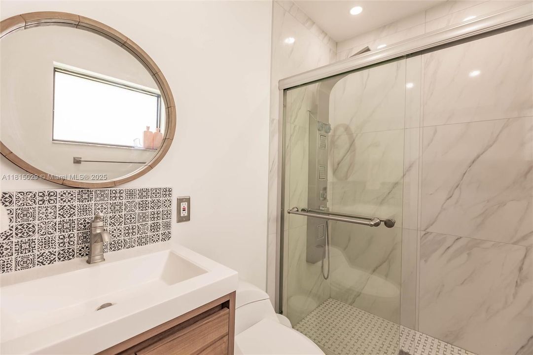 Под контрактом: $2,099,000 (4 спален, 3 ванн, 3994 Квадратных фут)