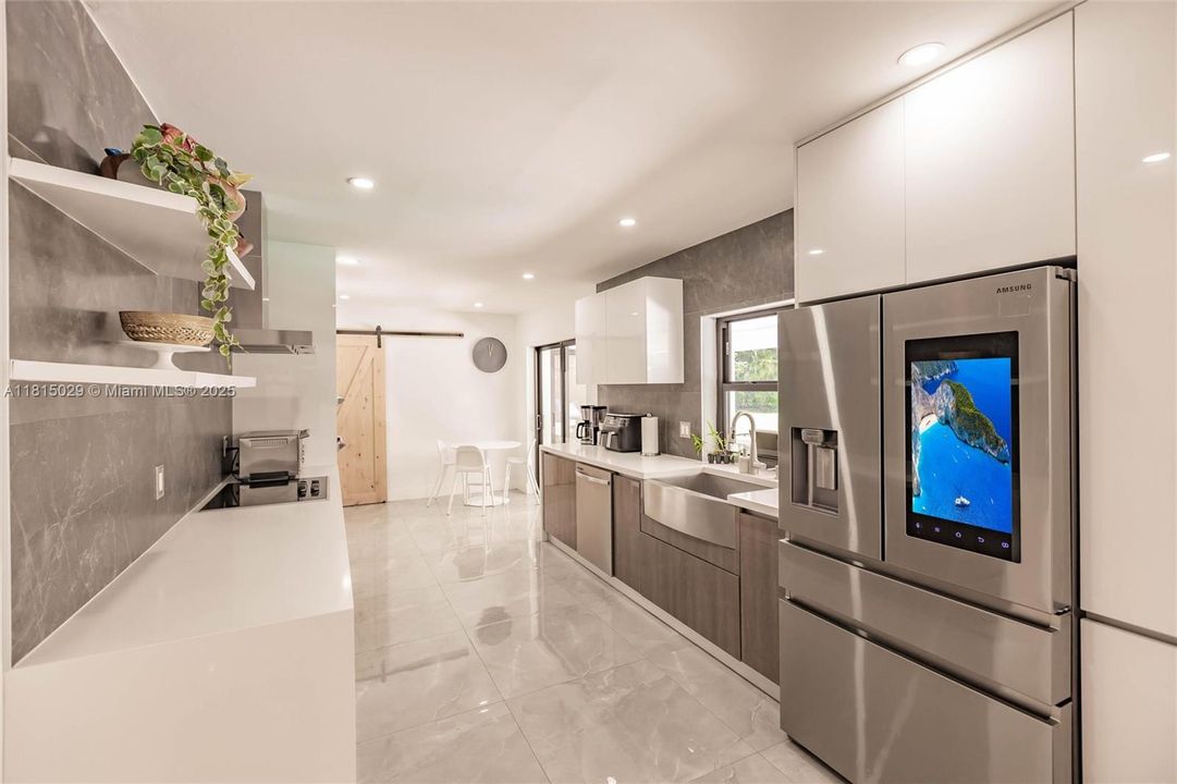 Под контрактом: $2,099,000 (4 спален, 3 ванн, 3994 Квадратных фут)