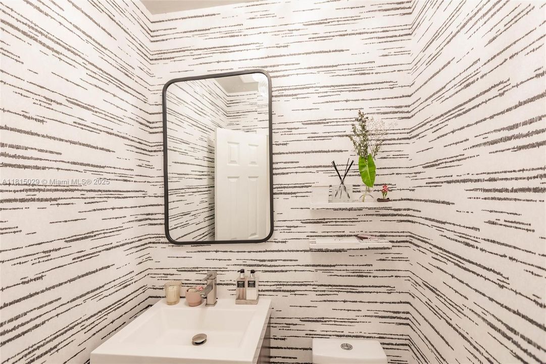 Под контрактом: $2,099,000 (4 спален, 3 ванн, 3994 Квадратных фут)