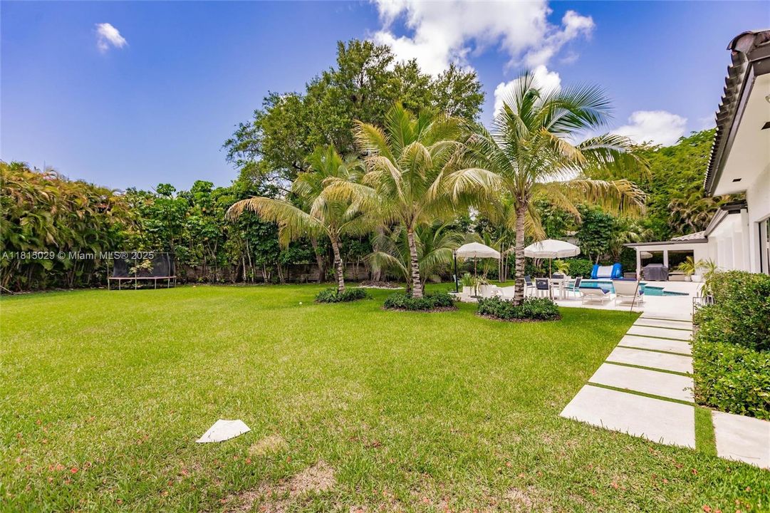 Под контрактом: $2,099,000 (4 спален, 3 ванн, 3994 Квадратных фут)