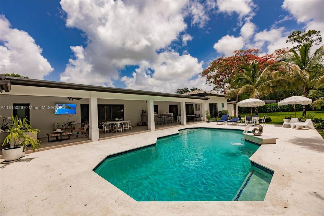 Под контрактом: $2,099,000 (4 спален, 3 ванн, 3994 Квадратных фут)