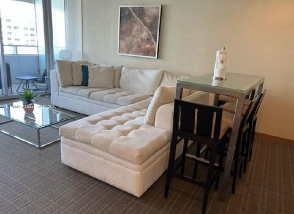 For Sale: $580,000 (1 beds, 1 baths, 764 Square Feet)