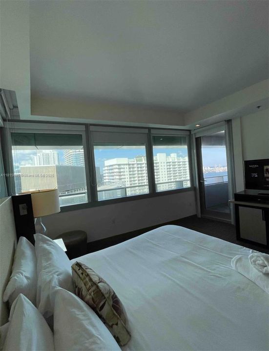 For Sale: $580,000 (1 beds, 1 baths, 764 Square Feet)