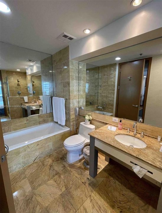 For Sale: $580,000 (1 beds, 1 baths, 764 Square Feet)