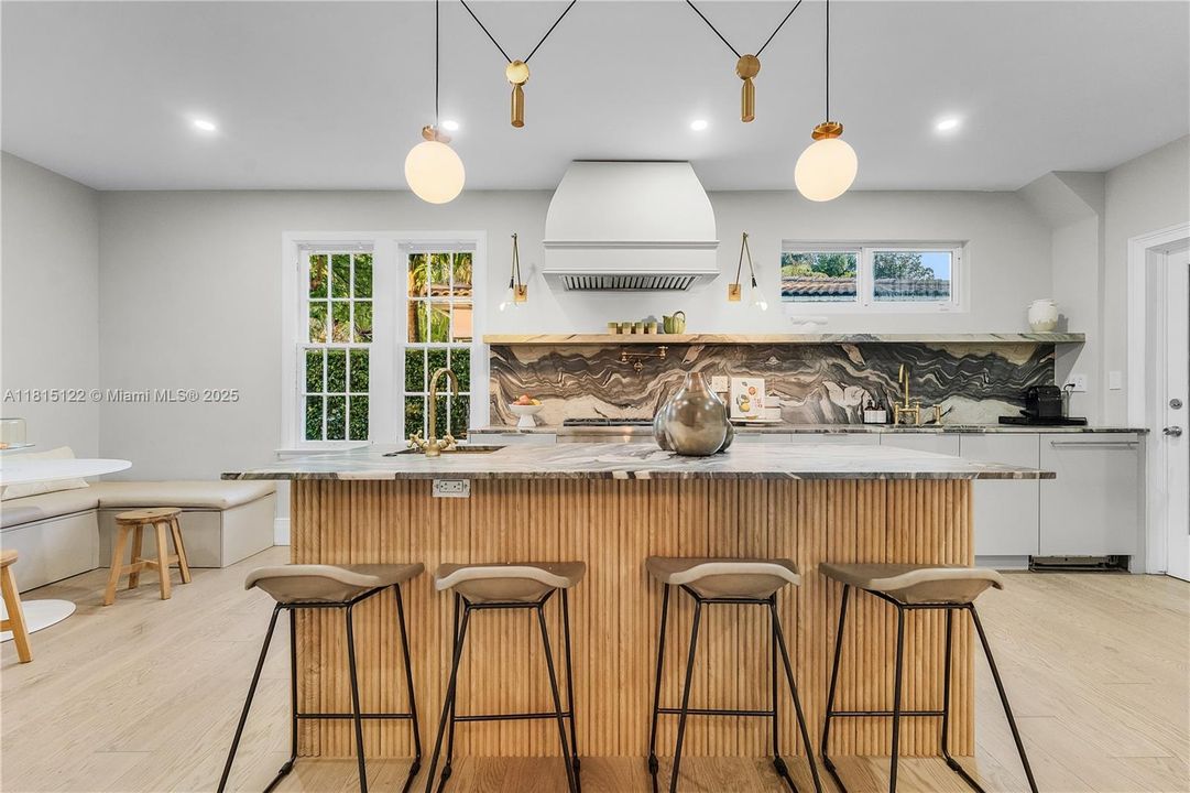 For Sale: $2,895,000 (4 beds, 4 baths, 2290 Square Feet)