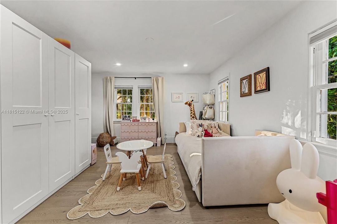 For Sale: $2,895,000 (4 beds, 4 baths, 2290 Square Feet)