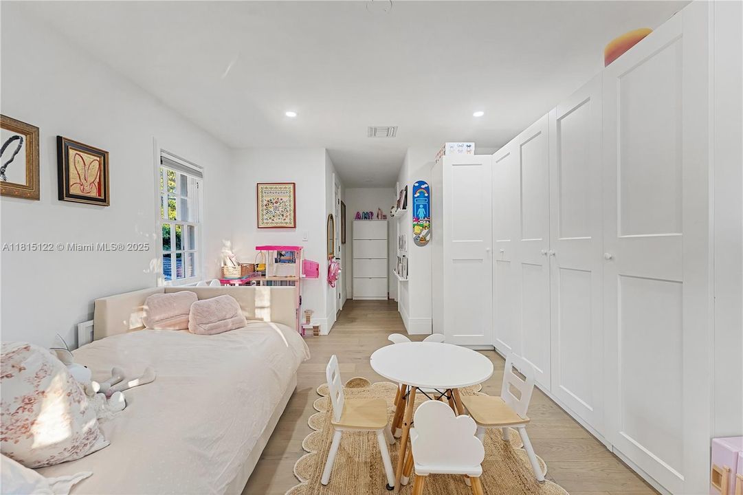 For Sale: $2,895,000 (4 beds, 4 baths, 2290 Square Feet)