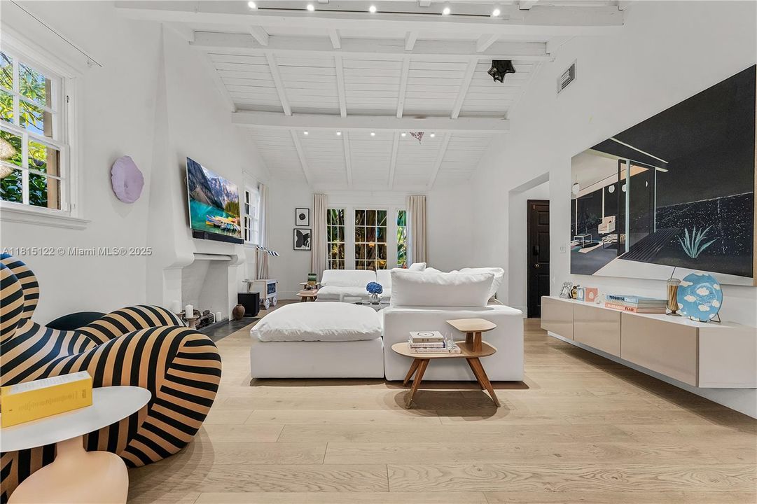 For Sale: $2,895,000 (4 beds, 4 baths, 2290 Square Feet)