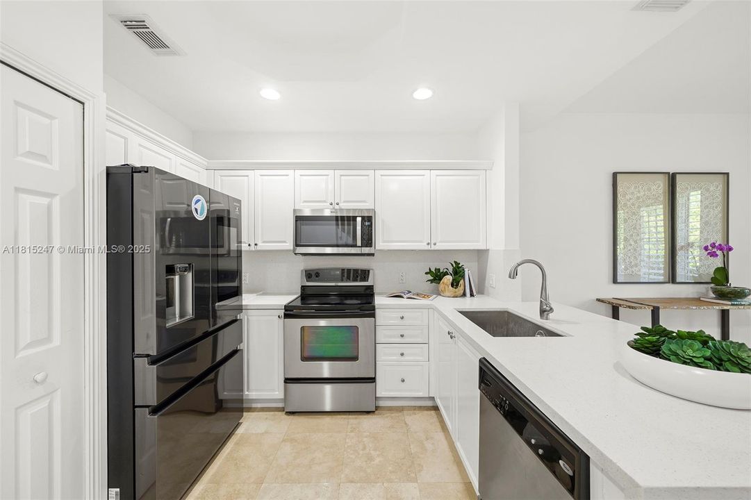 最近售出: $1,349,000 (4 贝兹, 3 浴室, 2279 平方英尺)