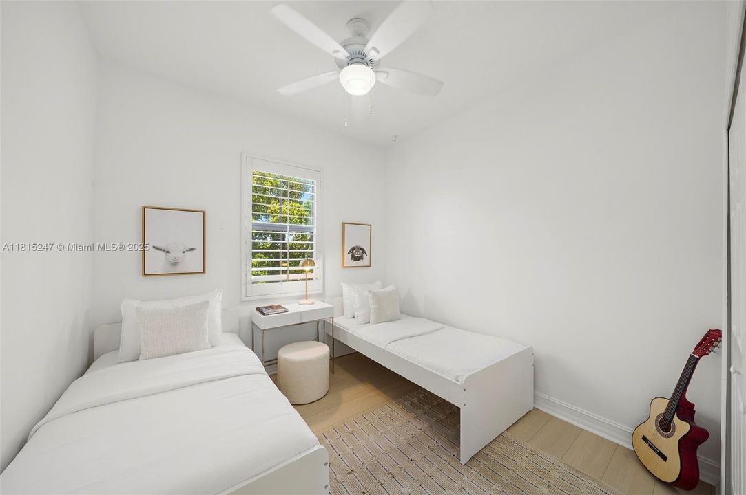 最近售出: $1,349,000 (4 贝兹, 3 浴室, 2279 平方英尺)