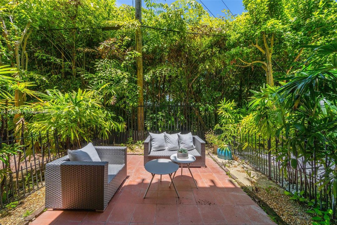 最近售出: $1,349,000 (4 贝兹, 3 浴室, 2279 平方英尺)