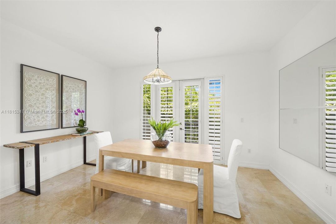 最近售出: $1,349,000 (4 贝兹, 3 浴室, 2279 平方英尺)