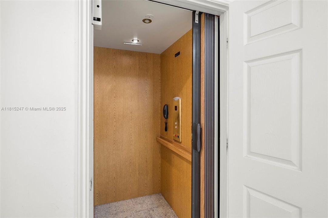 最近售出: $1,349,000 (4 贝兹, 3 浴室, 2279 平方英尺)