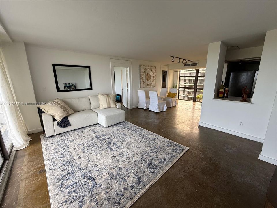 For Sale: $439,000 (2 beds, 1 baths, 915 Square Feet)