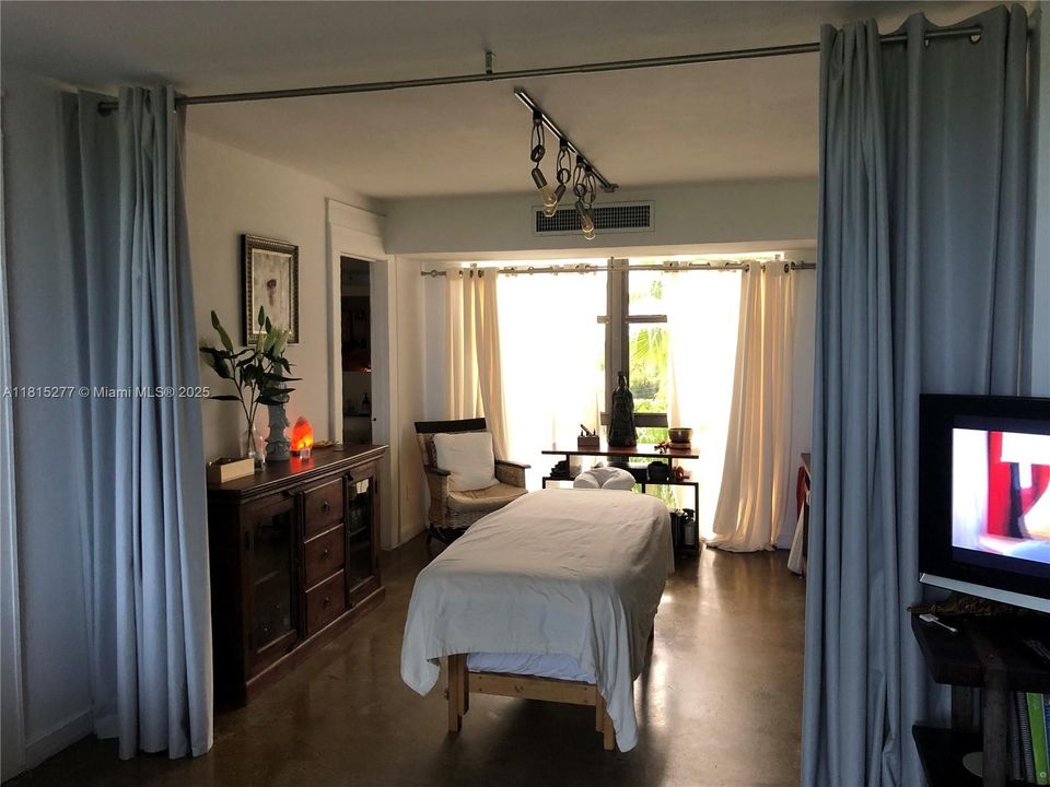 For Sale: $439,000 (2 beds, 1 baths, 915 Square Feet)