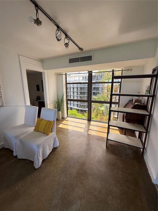 For Sale: $439,000 (2 beds, 1 baths, 915 Square Feet)