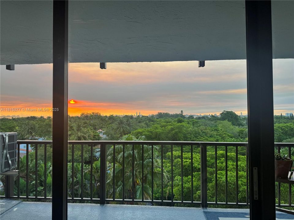 For Sale: $439,000 (2 beds, 1 baths, 915 Square Feet)