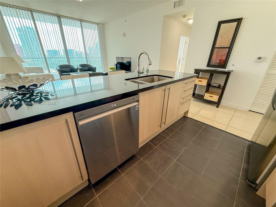 En Venta: $545,000 (2 camas, 2 baños, 1013 Pies cuadrados)