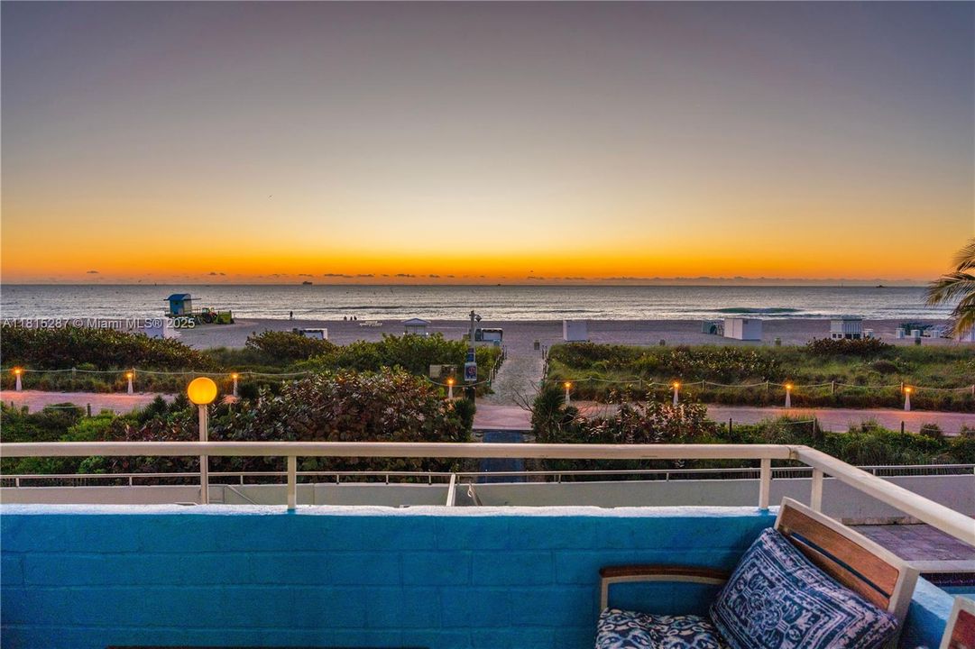 Active With Contract: $825,000 (1 beds, 1 baths, 776 Square Feet)