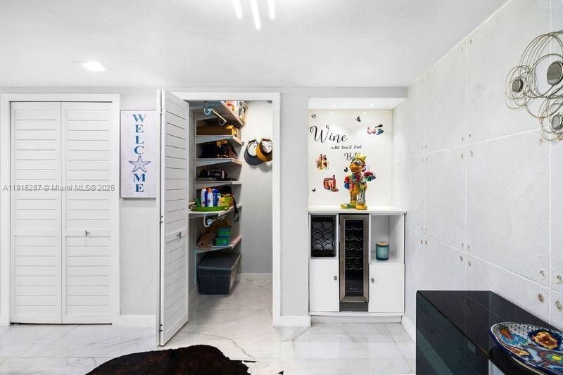 Active With Contract: $825,000 (1 beds, 1 baths, 776 Square Feet)