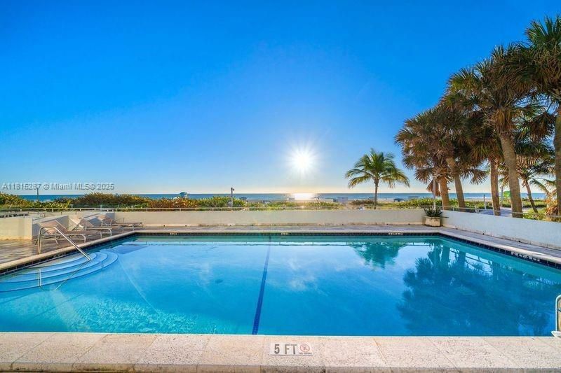 Active With Contract: $825,000 (1 beds, 1 baths, 776 Square Feet)