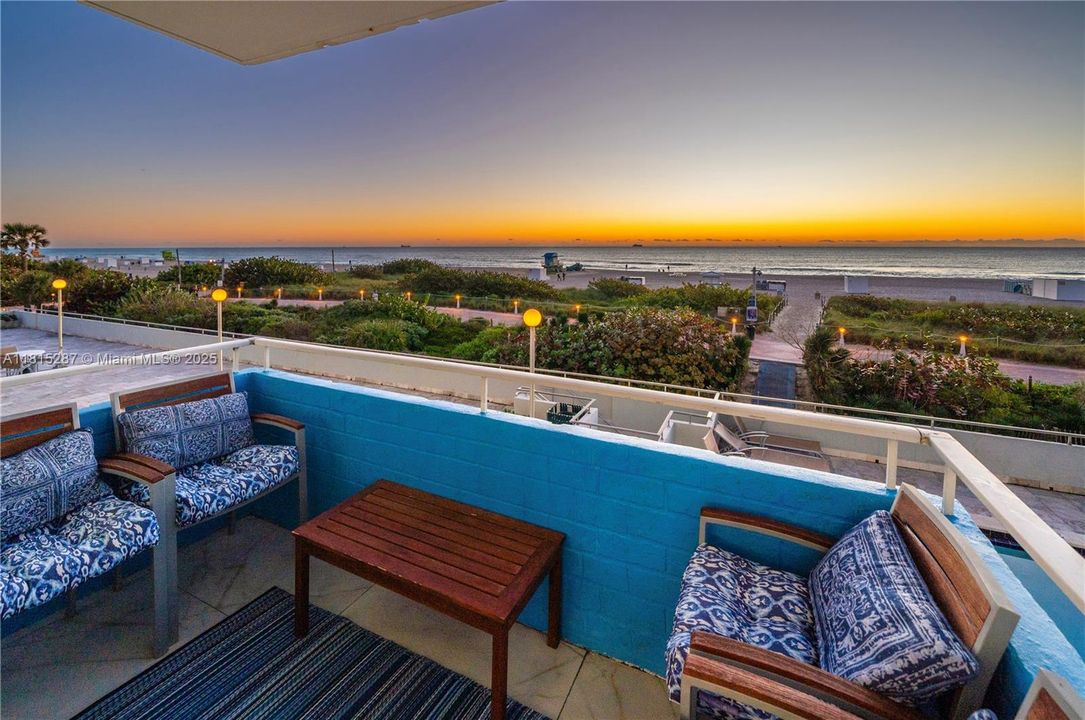 Active With Contract: $825,000 (1 beds, 1 baths, 776 Square Feet)