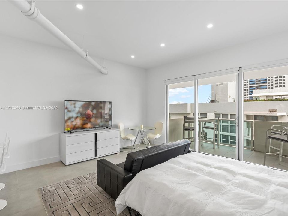 For Sale: $375,000 (0 beds, 1 baths, 552 Square Feet)