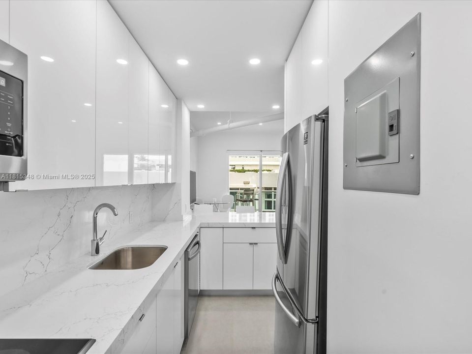 For Sale: $375,000 (0 beds, 1 baths, 552 Square Feet)