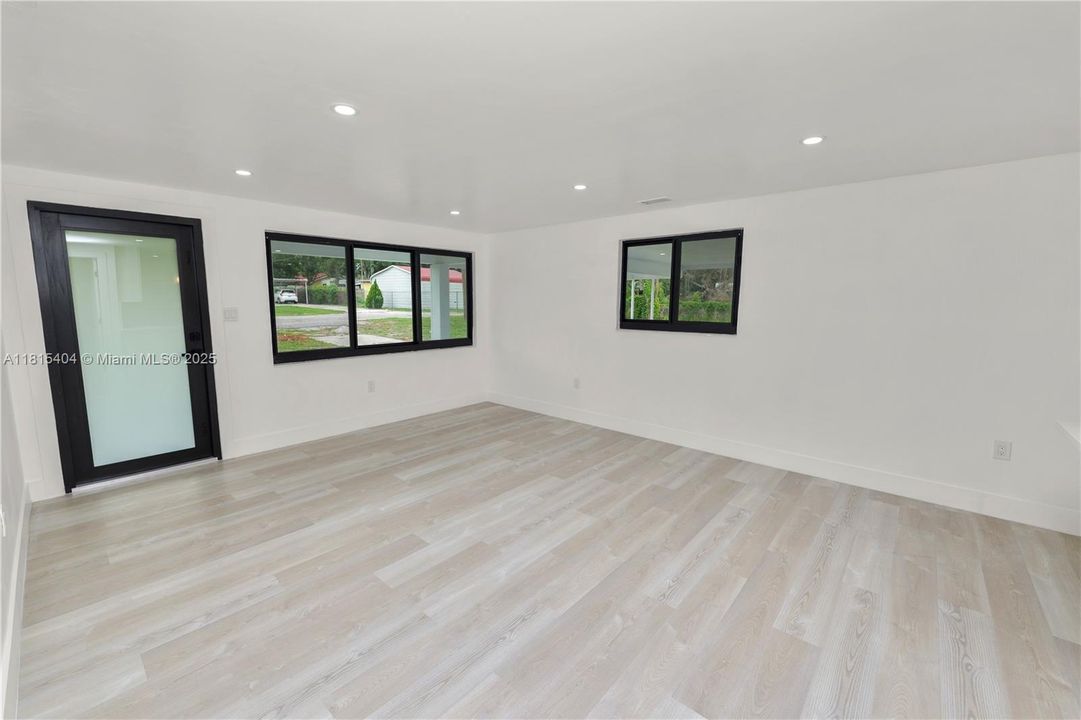 Vendido Recientemente: $289,900 (3 camas, 2 baños, 0 Pies cuadrados)