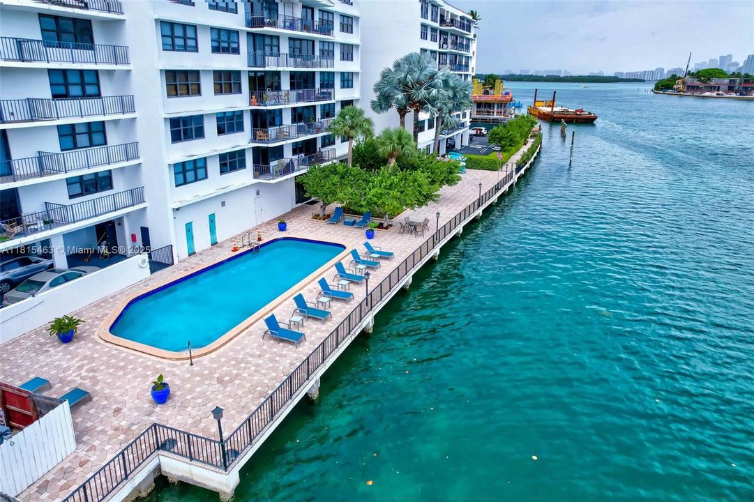 Canal Front//north view