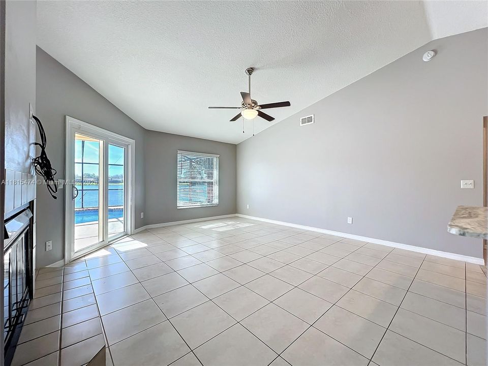 最近售出: $559,900 (4 贝兹, 2 浴室, 0 平方英尺)