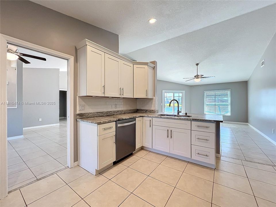 最近售出: $559,900 (4 贝兹, 2 浴室, 0 平方英尺)