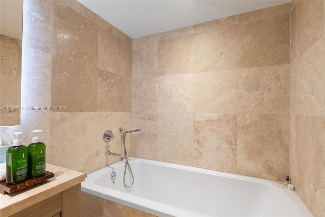 合同活跃: $14,000 (1 贝兹, 1 浴室, 866 平方英尺)