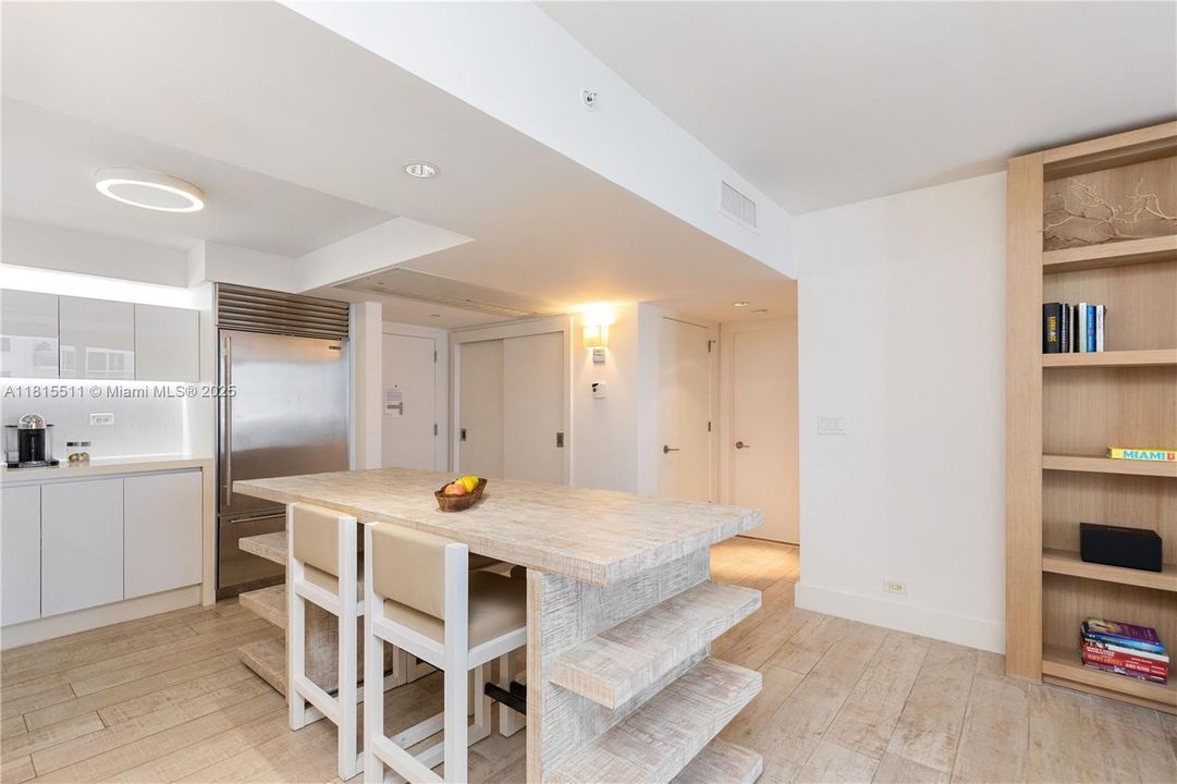 合同活跃: $14,000 (1 贝兹, 1 浴室, 866 平方英尺)