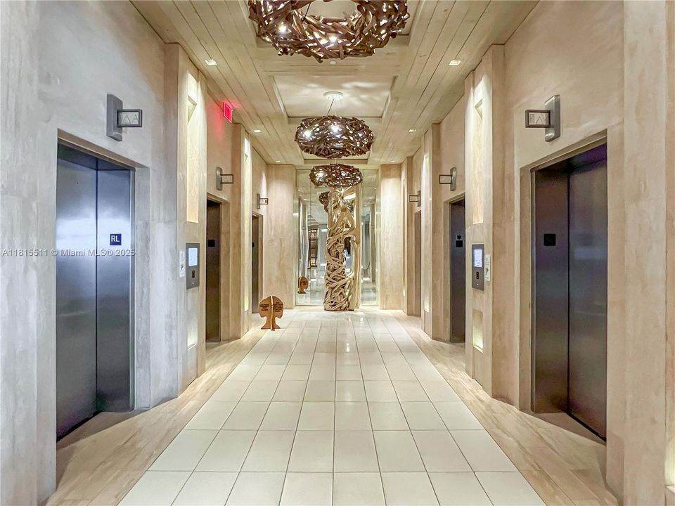 合同活跃: $14,000 (1 贝兹, 1 浴室, 866 平方英尺)