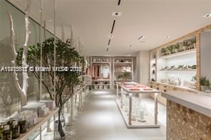 合同活跃: $14,000 (1 贝兹, 1 浴室, 866 平方英尺)