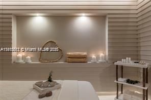 合同活跃: $14,000 (1 贝兹, 1 浴室, 866 平方英尺)