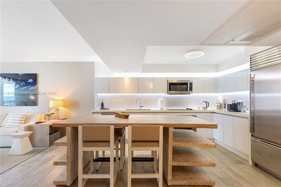 合同活跃: $14,000 (1 贝兹, 1 浴室, 866 平方英尺)