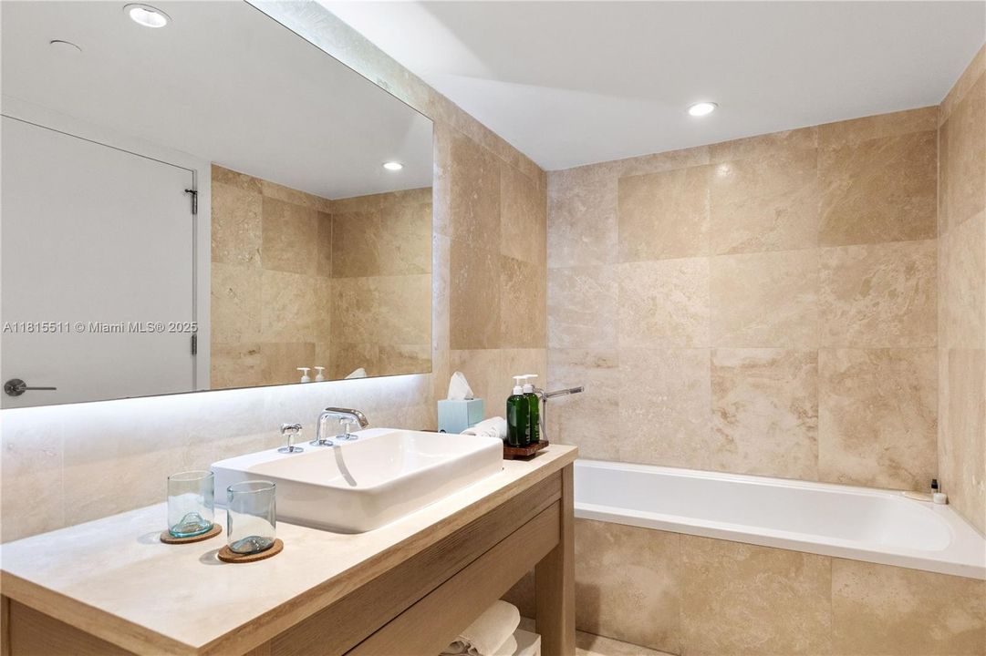 合同活跃: $14,000 (1 贝兹, 1 浴室, 866 平方英尺)