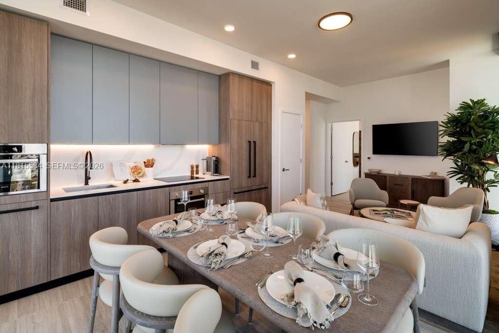 For Sale: $2,295,000 (3 beds, 2 baths, 1042 Square Feet)