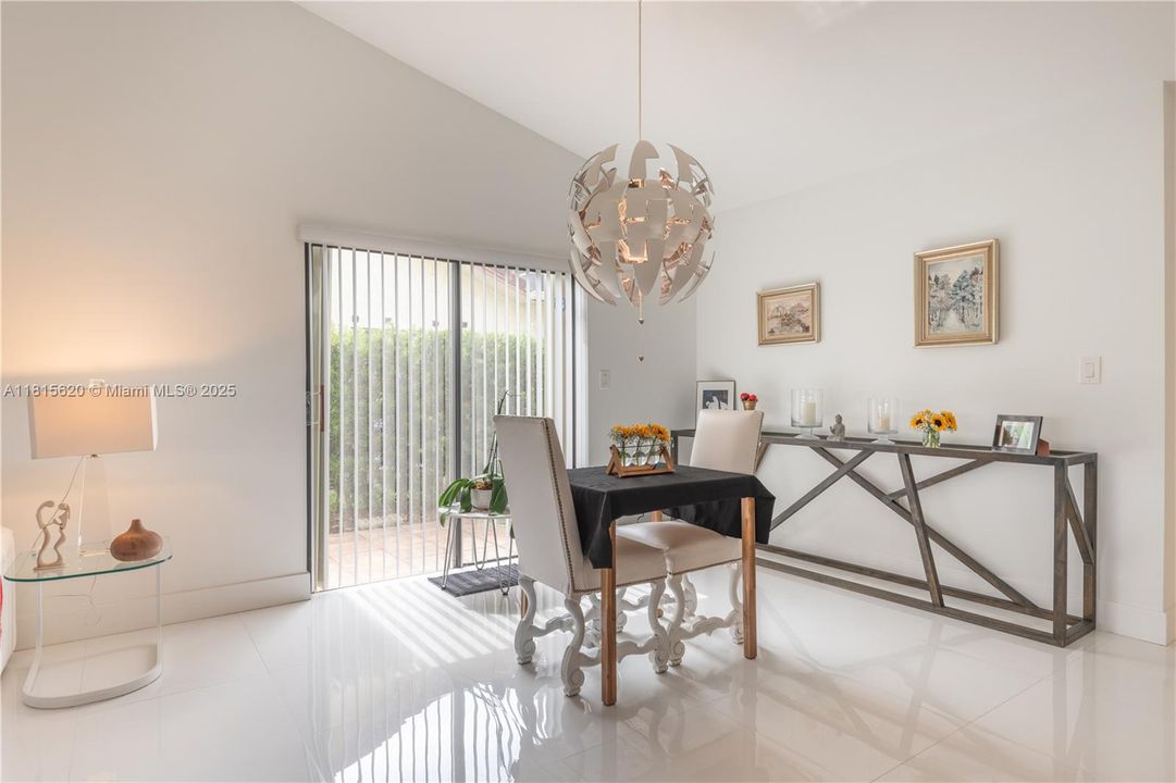 En Venta: $539,000 (2 camas, 2 baños, 1956 Pies cuadrados)