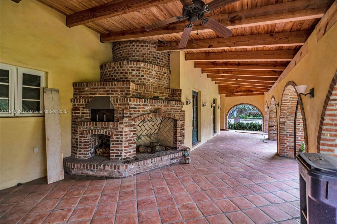 For Sale: $7,650,000 (6 beds, 4 baths, 5700 Square Feet)