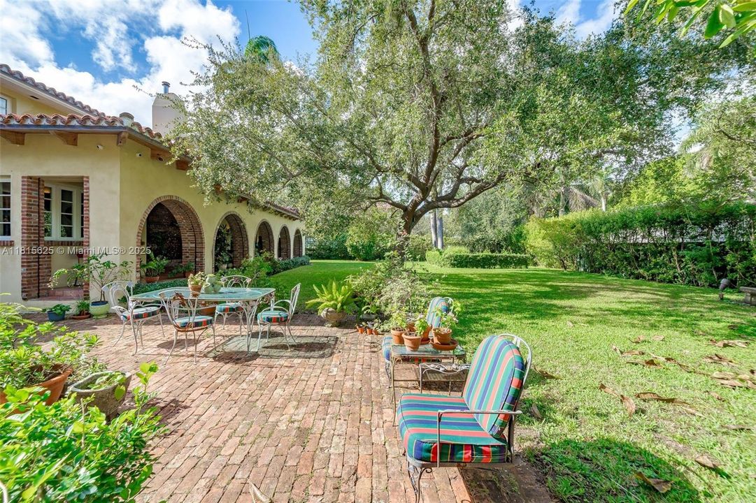 For Sale: $7,650,000 (6 beds, 4 baths, 5700 Square Feet)
