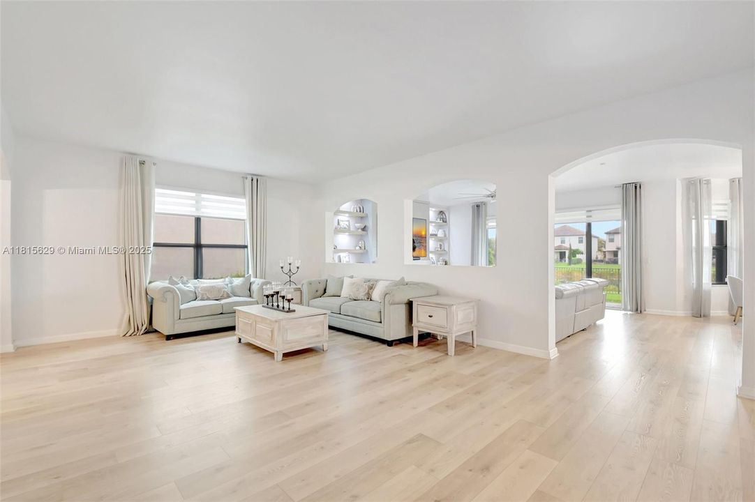 Vendido Recientemente: $799,900 (4 camas, 4 baños, 3584 Pies cuadrados)