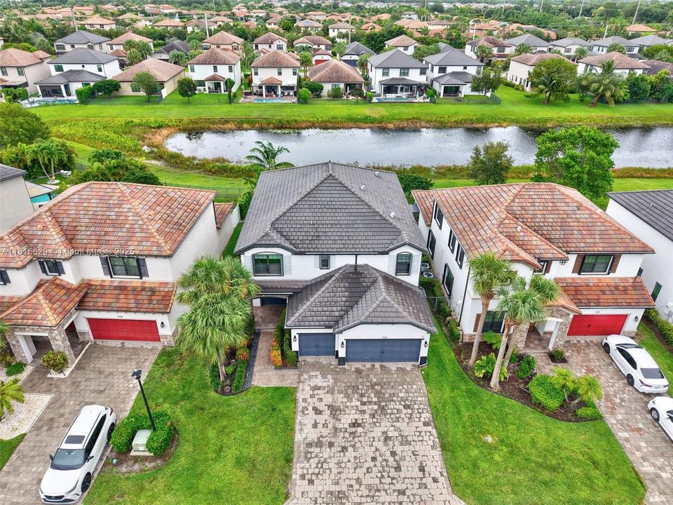 Vendido Recientemente: $799,900 (4 camas, 4 baños, 3584 Pies cuadrados)