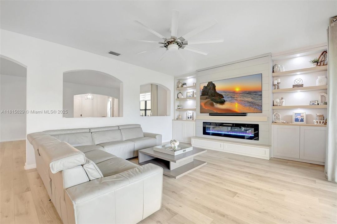 Vendido Recientemente: $799,900 (4 camas, 4 baños, 3584 Pies cuadrados)