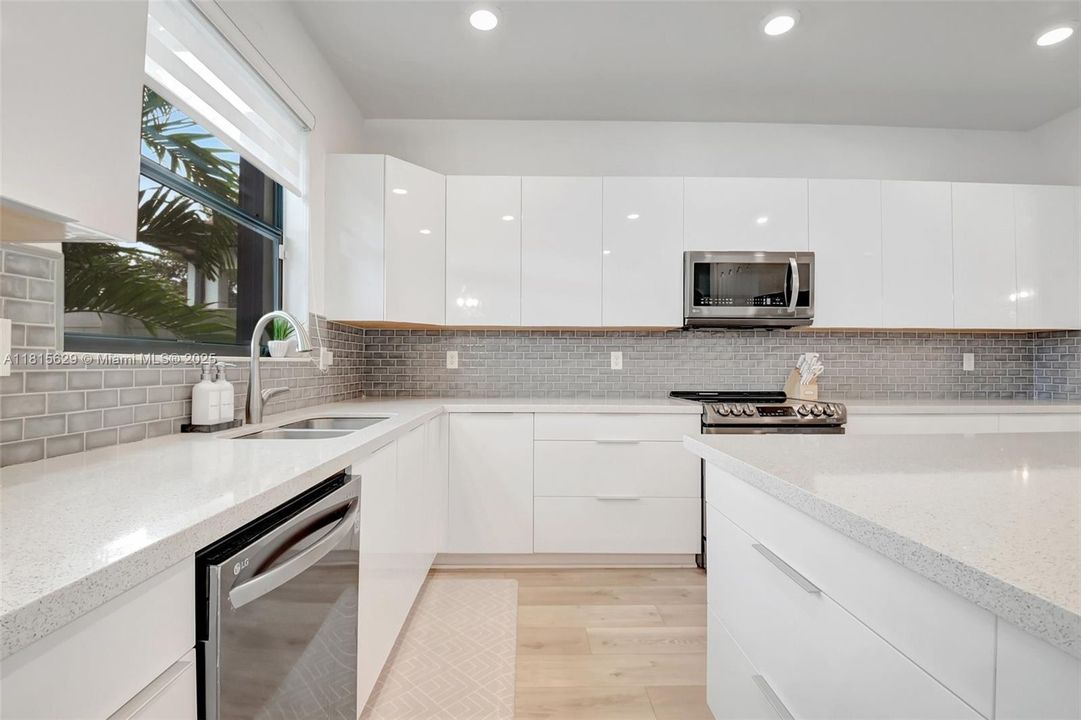 Vendido Recientemente: $799,900 (4 camas, 4 baños, 3584 Pies cuadrados)